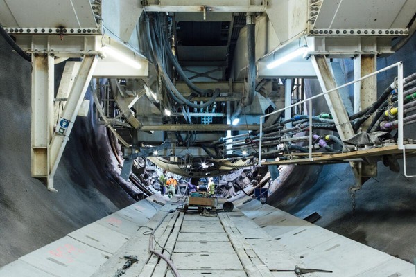 Auf diesem Foto ist der Unterboden einer Tunnelbohrmaschine zu sehen.