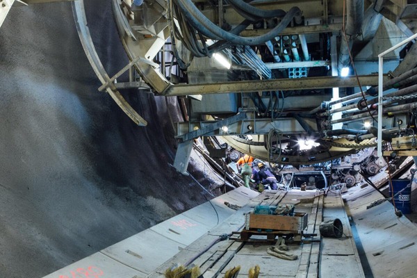 Auf diesem Foto ist der Unterboden einer Tunnelbohrmaschine zu sehen.