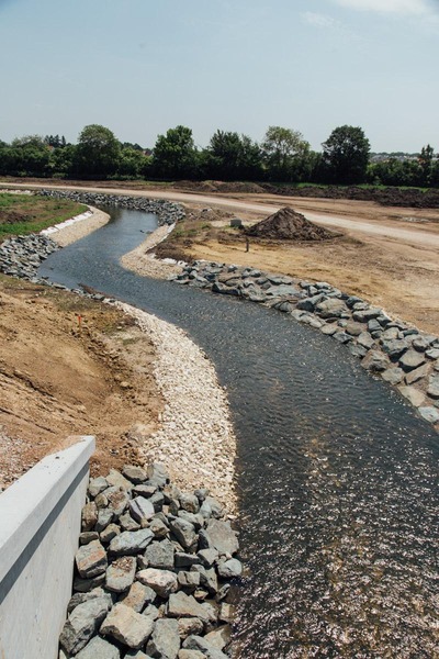 Fluss in der Mitte der Baustelle