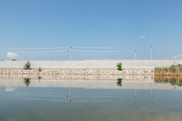 Perspektivenwechsel Teich in der Nähe des Schienennetzes
