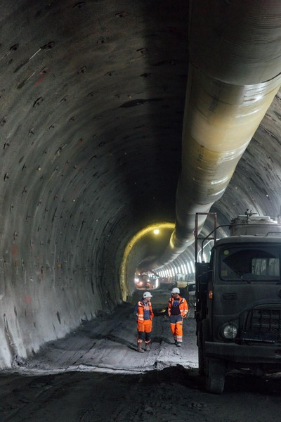 Bauarbeiter unterhalten sich im Tunnel