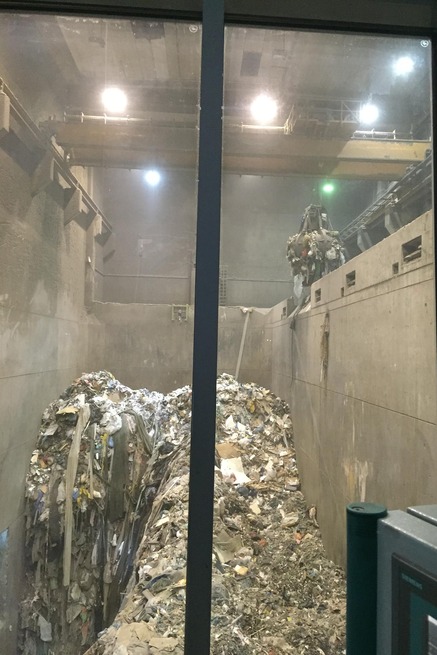 Müllbunker der Verbrennungsanlage / Waste bunker of the incineration plant
