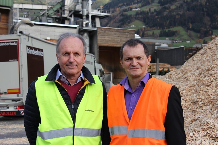 f.l. Martin Sigl, Head of Logistics binderholz Group and Martin Mairhofer, Key Account Manager of Rail Cargo Group –  around 1 million cubic metres of solid logs are processed annually at the plant in Fügen, the headquarters of the binderholz Group. A considerable part of this is delivered to Jenbach by rail.