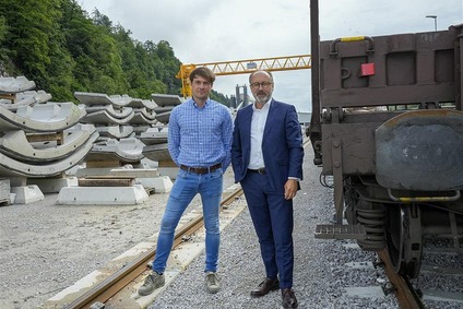 Stefan Kizlink (l.), Geschäftsführer Katzenberger und Gottfried Eymer, <br/>Vorstand ÖBB Rail Cargo Group bei der Verladestelle der Tübbinge.