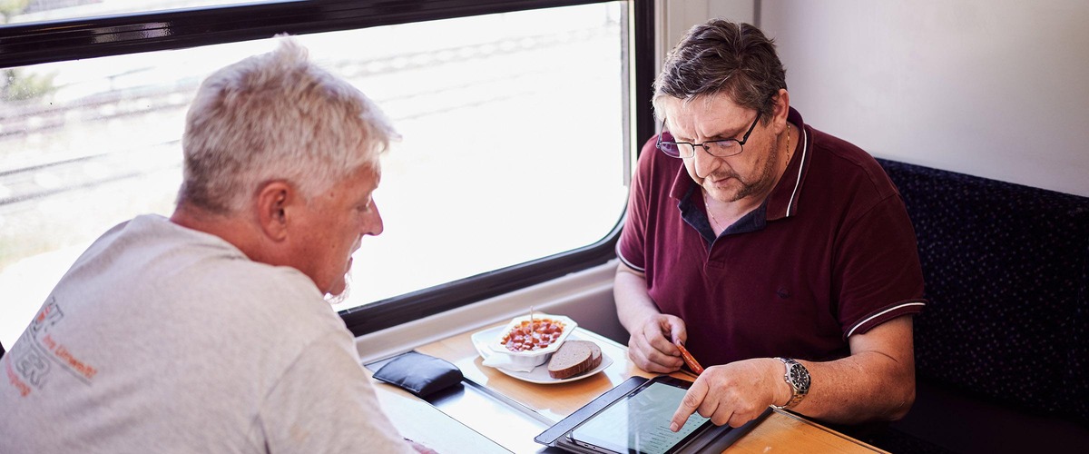 Menschen im Begleitwagen