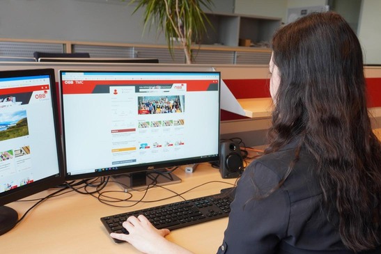 Mitarbeiterin bildet sich über den E-Campus weiter.