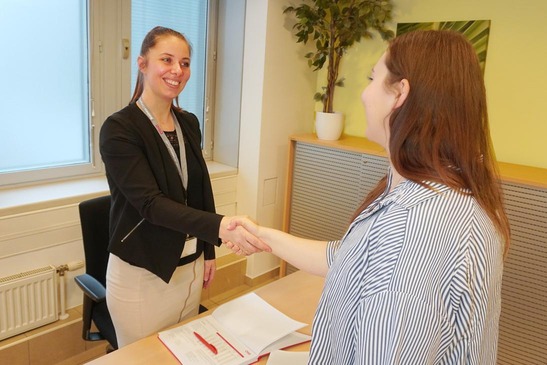 Begrüßung beim Bewerbungsgespräch.