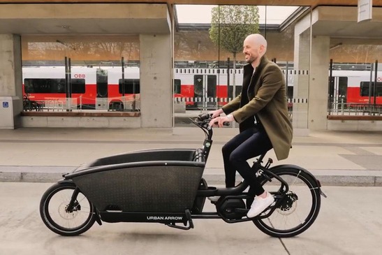 Mitarbeiter auf gemietetem Lastenrad.