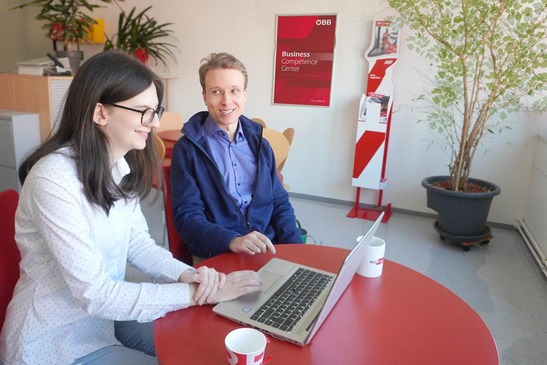 Besprechung in der Kaffeeküche.