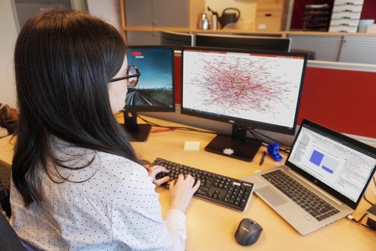Mitarbeiterin des digi@ttack Teams arbeitet an sematischem System.