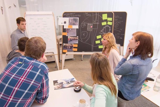 Das Open Innovation Team beim Brainstorming im Innovation Lab.