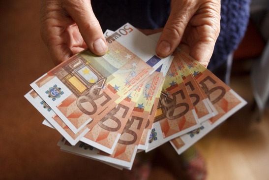 Hände mit Geld.