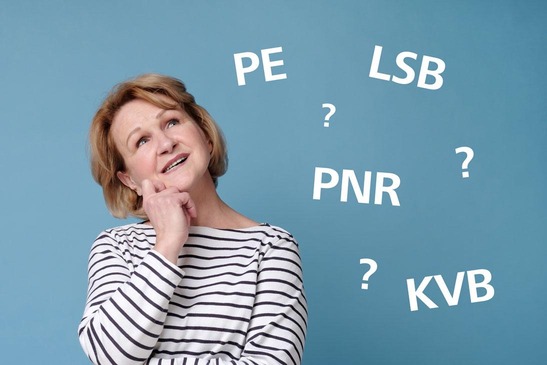 Pensionistin überlegt was die Abkürzungen bedeuten könnten.
