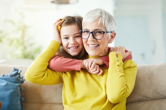 Mutter und Tochter umarmen sich
