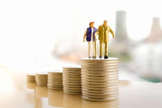 Pensionistenfiguren auf aufsteigenden Geldmünzen.