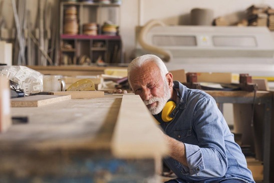 Pensionist der sich als Schreiner eine Teilzeitarbeit gesucht hat.