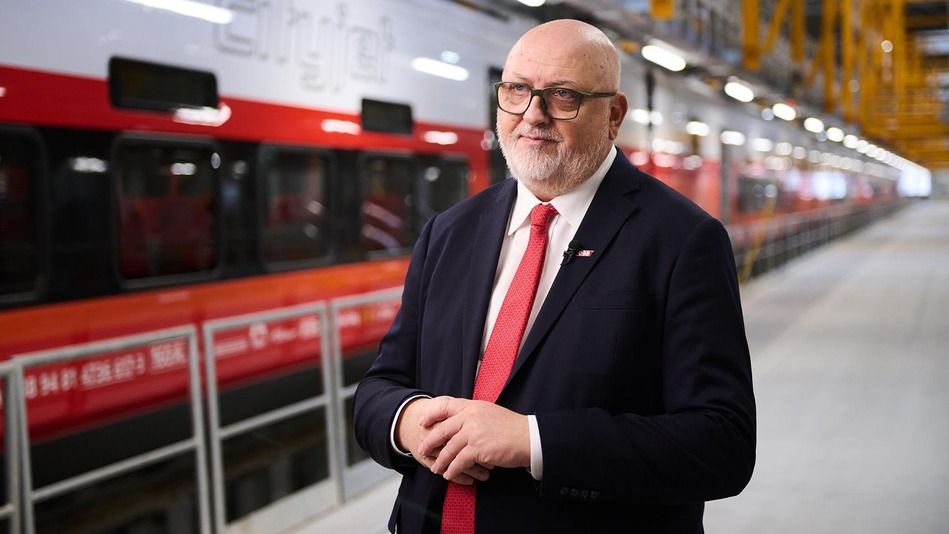 Andreas Matthä am Bahnsteig mit neuem Cityjet Doppelstock im Hintergrund