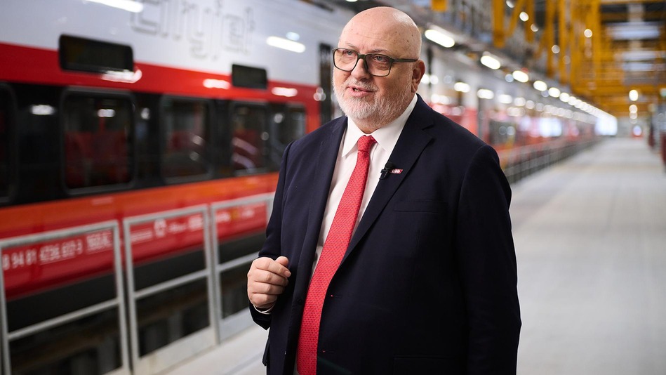 Andreas Matthä am Bahnsteig mit neuem Cityjet Doppelstock im Hintergrund