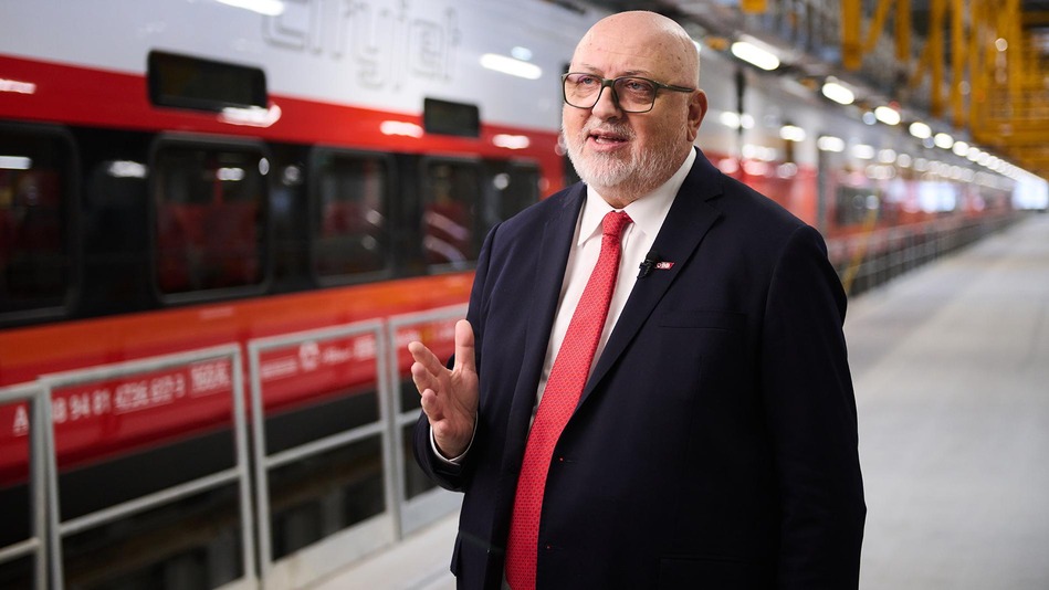 Andreas Matthä am Bahnsteig mit neuem Cityjet Doppelstock im Hintergrund