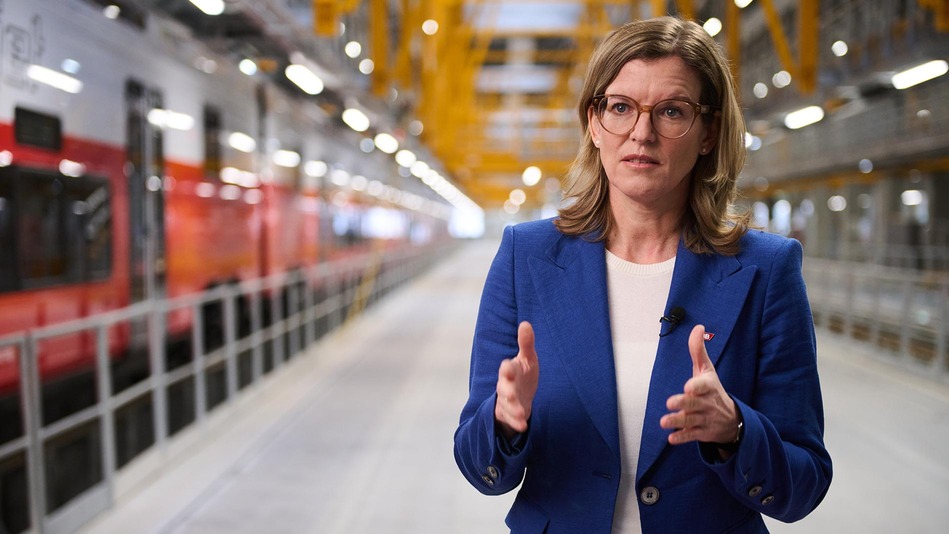 Manuela Waldner am Bahnsteig mit neuem Cityjet Doppelstock im Hintergrund