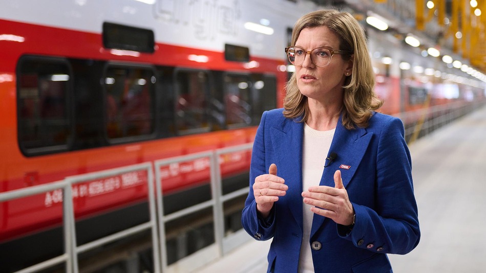 Manuela Waldner am Bahnsteig mit neuem Cityjet Doppelstock im Hintergrund
