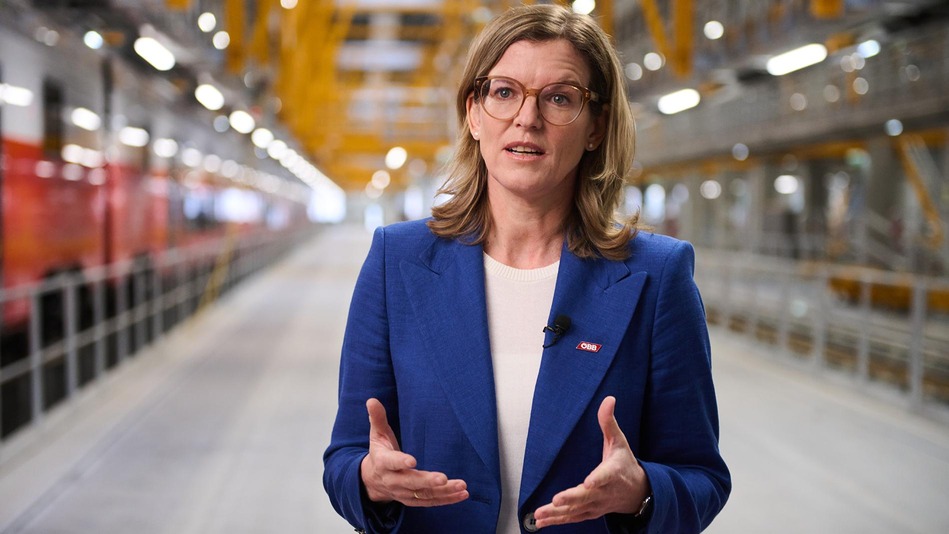 Manuela Waldner am Bahnsteig mit neuem Cityjet Doppelstock im Hintergrund