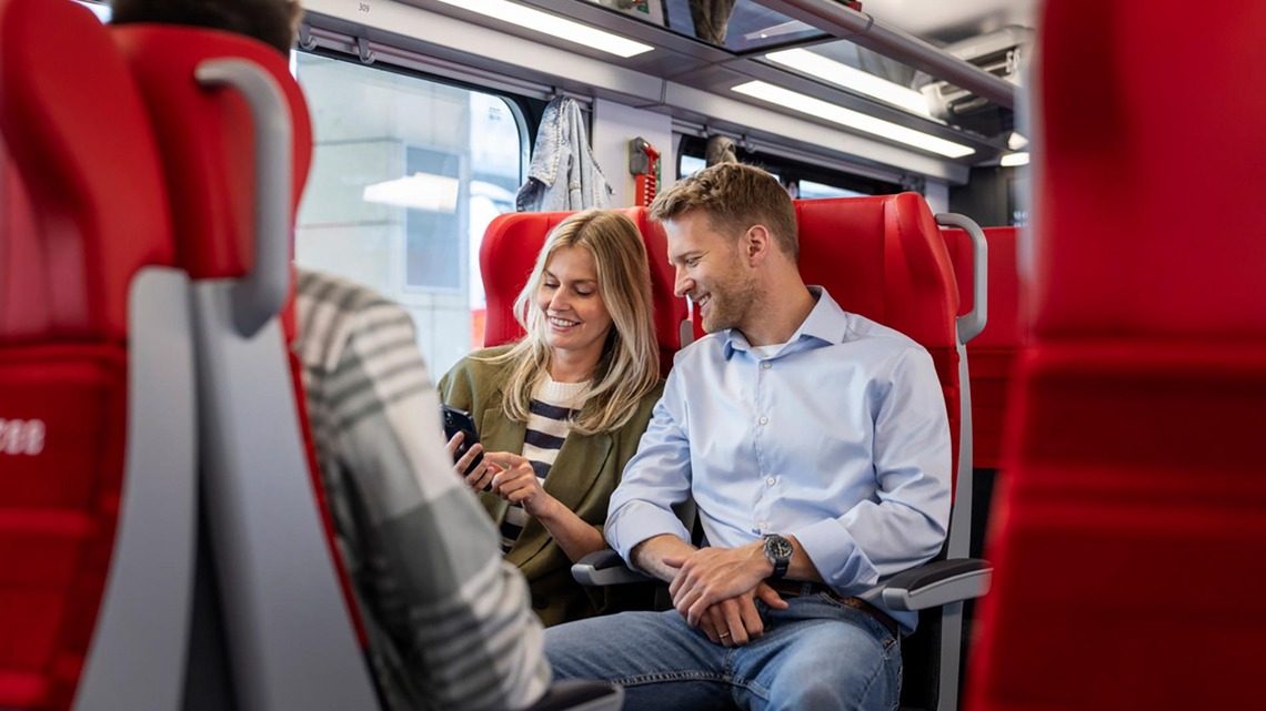 Glückliche Passagiere im neuen Cityjet Doppelstock