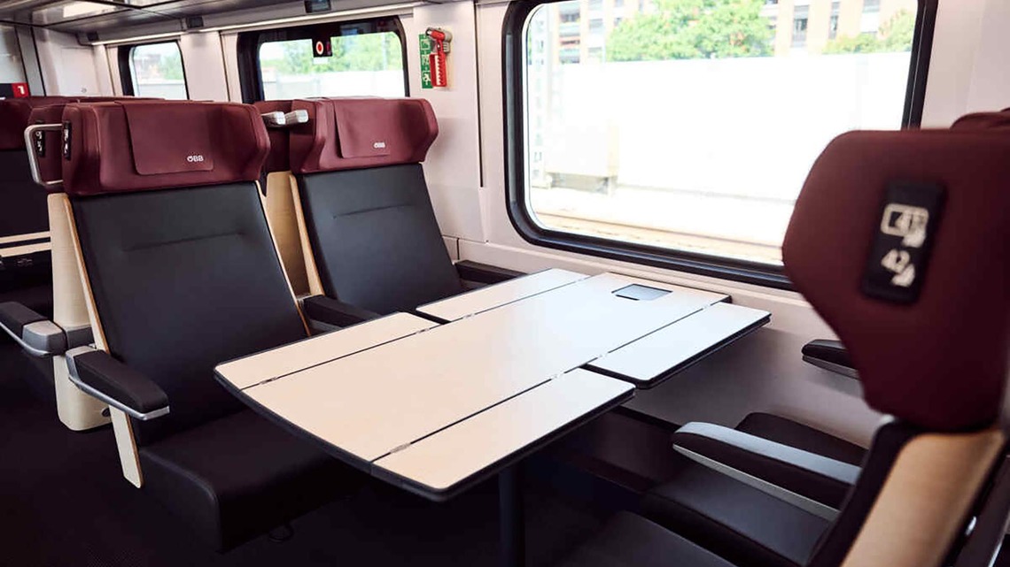 4er-Sitzgruppe in der 1. Klasse im Railjet Doppelstock