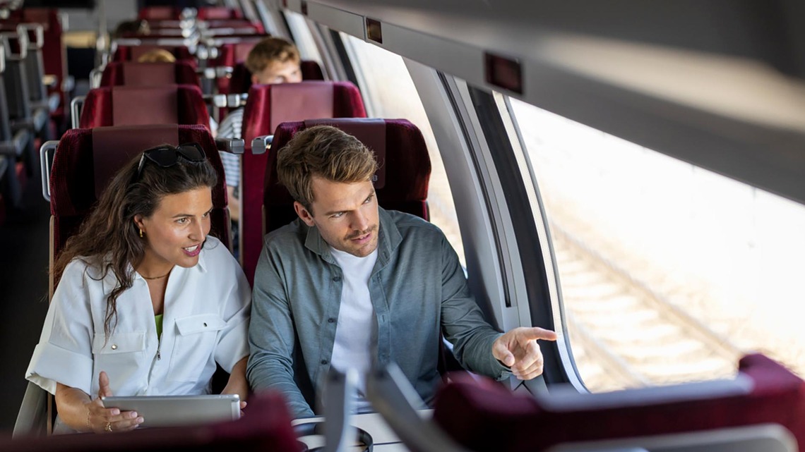 Passagiere im Railjet Doppelstock