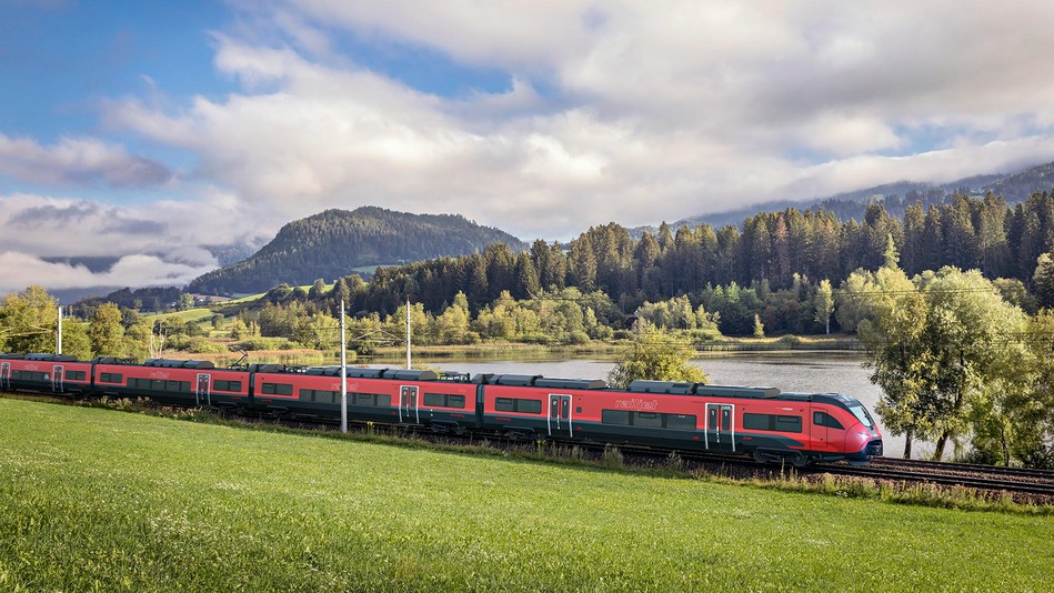 Railjet M durchquert idyllische Landschaft mit Bergen und See