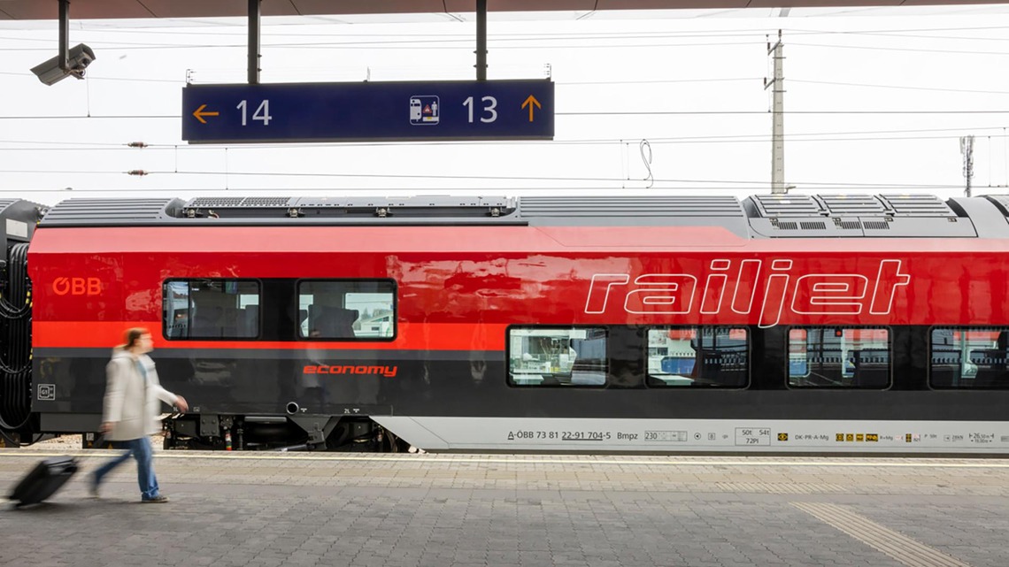 Railjet Neue Generation in Bahnhof