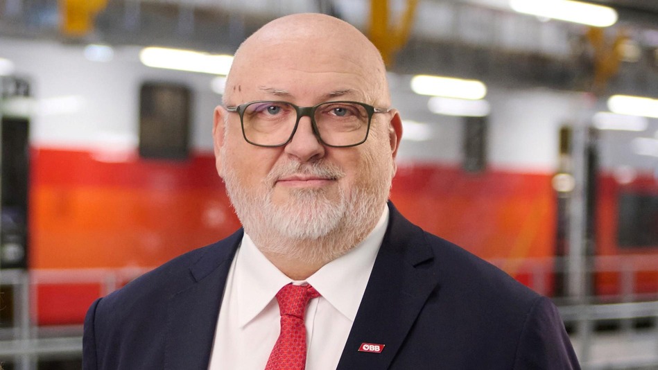 Andreas Matthä am Bahnsteig mit neuem Cityjet Doppelstock im Hintergrund