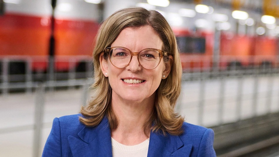 Manuela Waldner am Bahnsteig mit neuem Cityjet Doppelstock im Hintergrund
