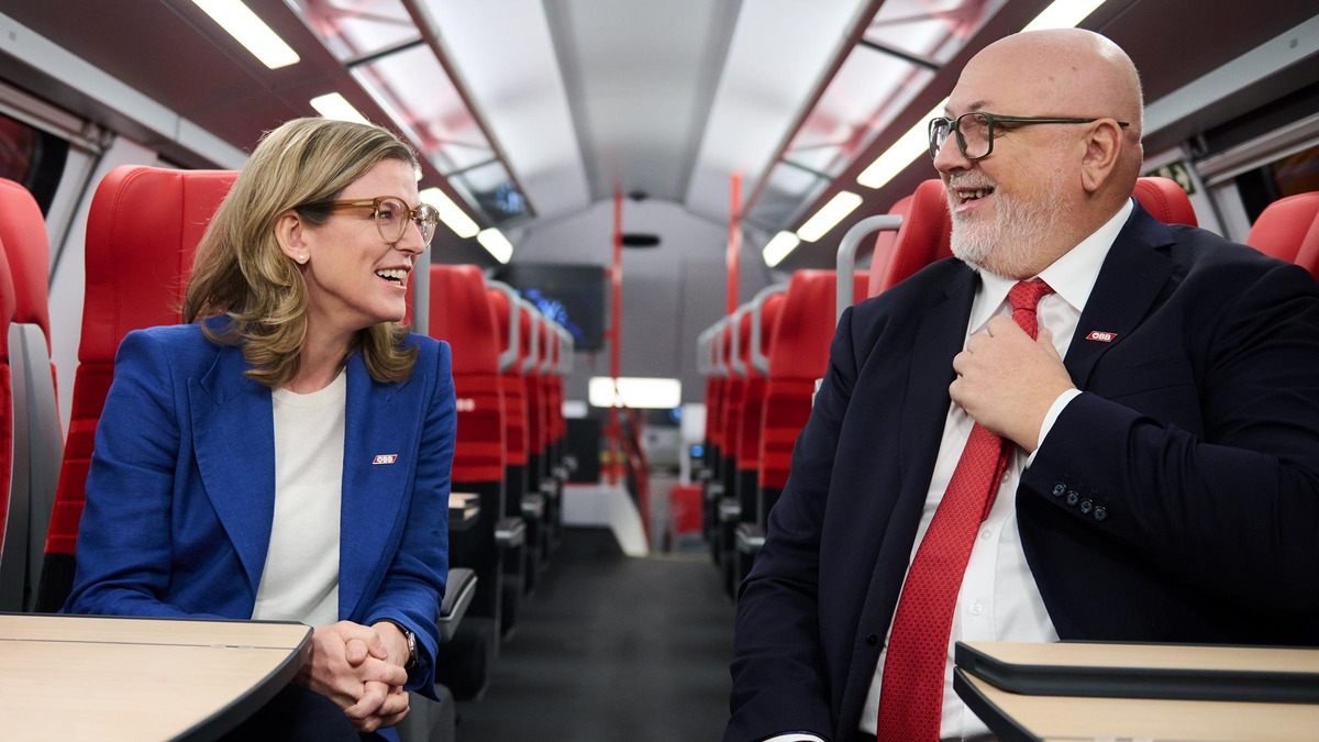 Manuela Waldner und Andreas Matthä, das Vorstandsteam der ÖBB-Holding AG, in einem neuen Cityjet Doppelstock, geparkt in der neu errichteten Servicehalle der ÖBB Technische Services in Wien-Floridsdorf