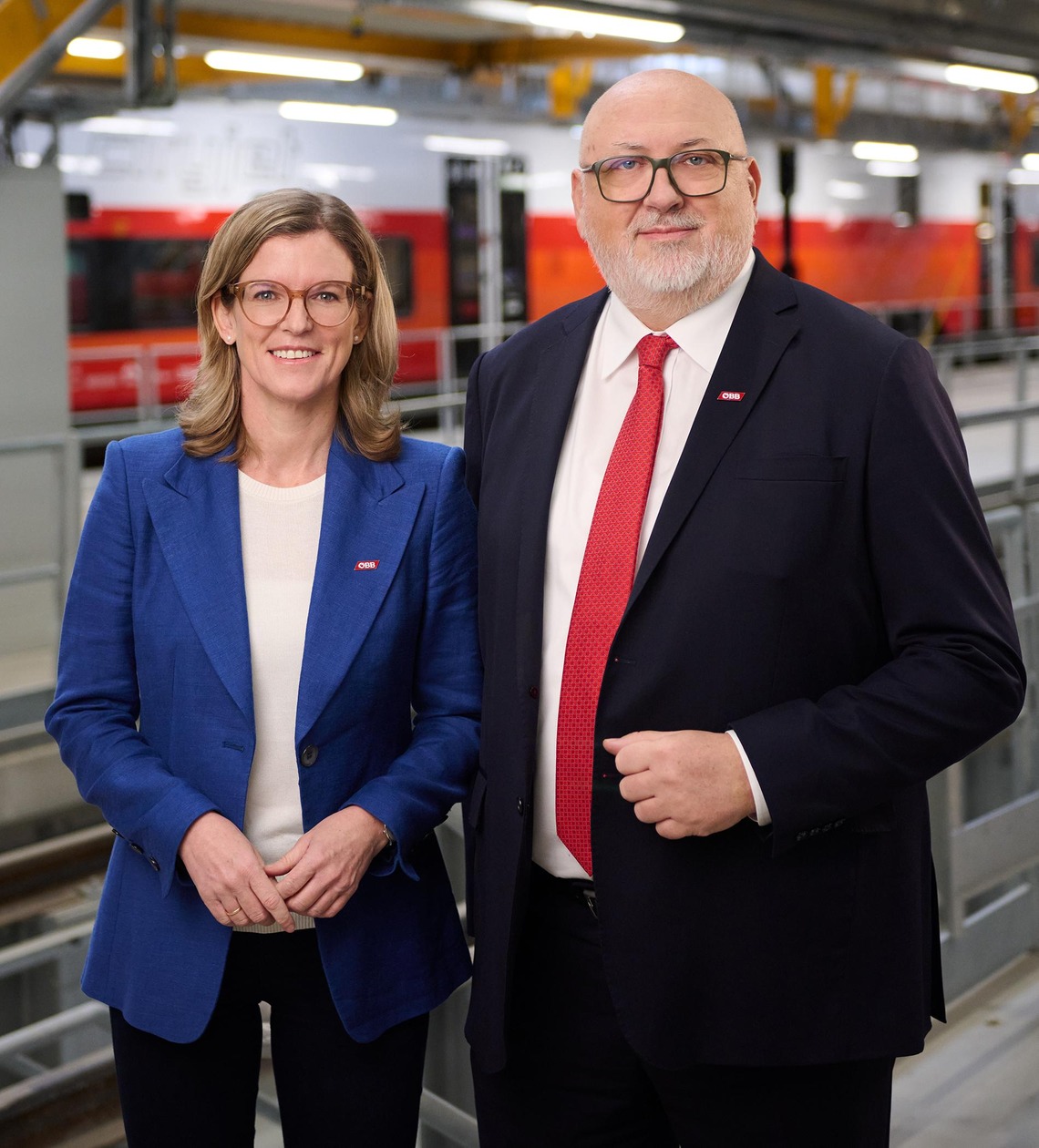 CFO Manuela Waldner und CEO Andreas Matthä am Bahnsteig mit dem neuen Cityjet Doppelstock im Hintergrund