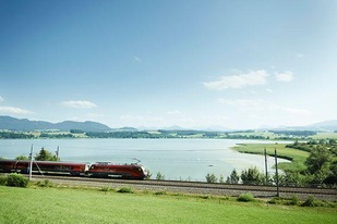 Railjet in der Landschaft