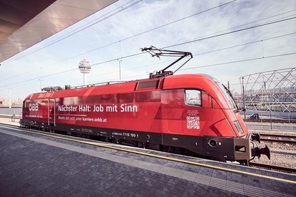 Eine rote Lok am Bahnhof.