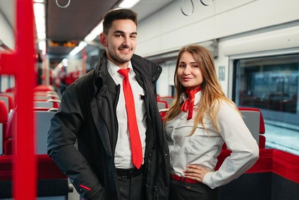 Ein Pärchen in Uniform stehend in einem Zug
