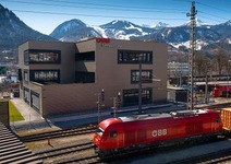 Lehrwerkstätte der ÖBB und davor ein Railjet. 