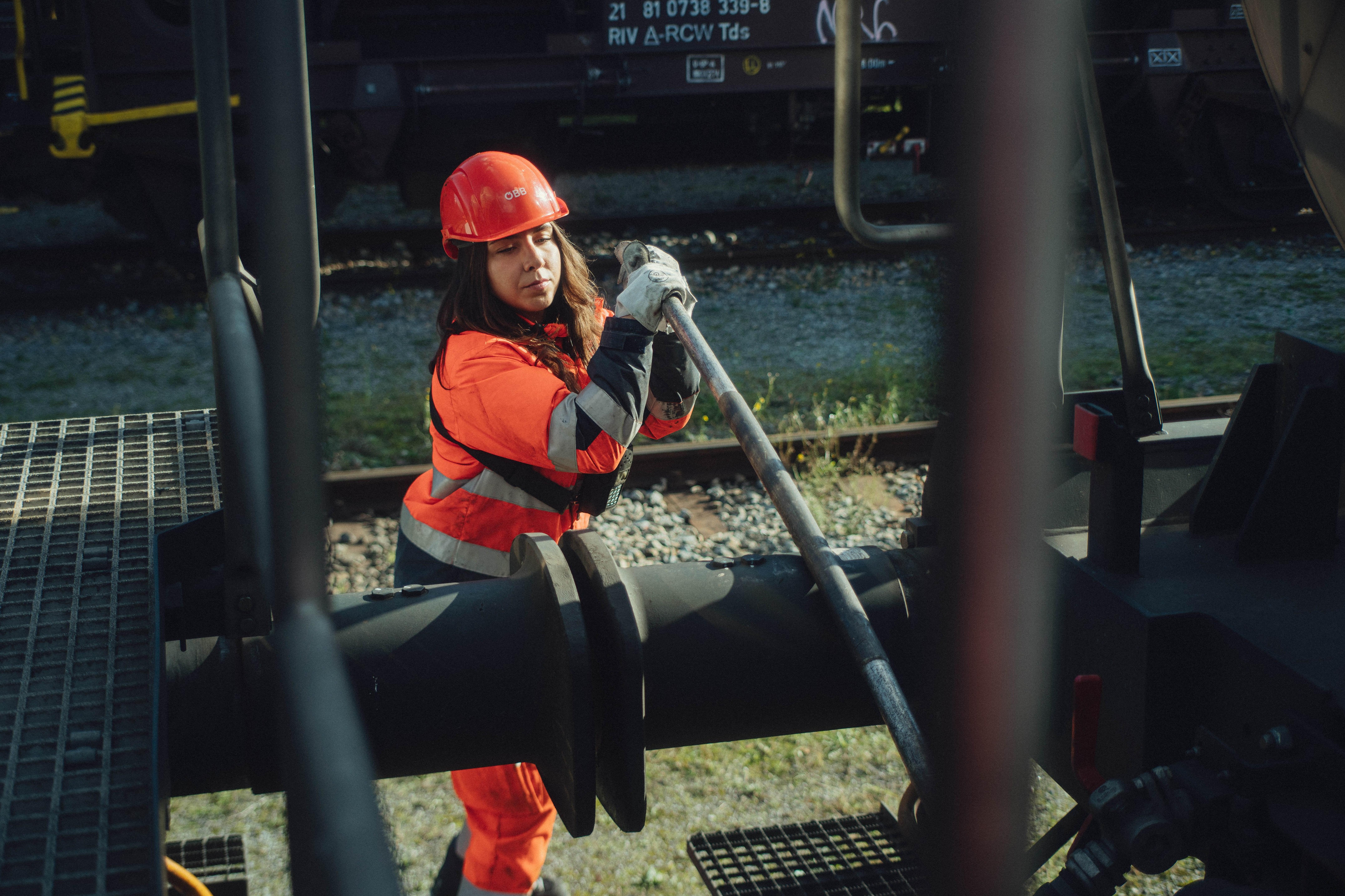 Eine Verschieberin in orangener Uniform, die gerade ihrer Arbeit nachgeht.<br/>