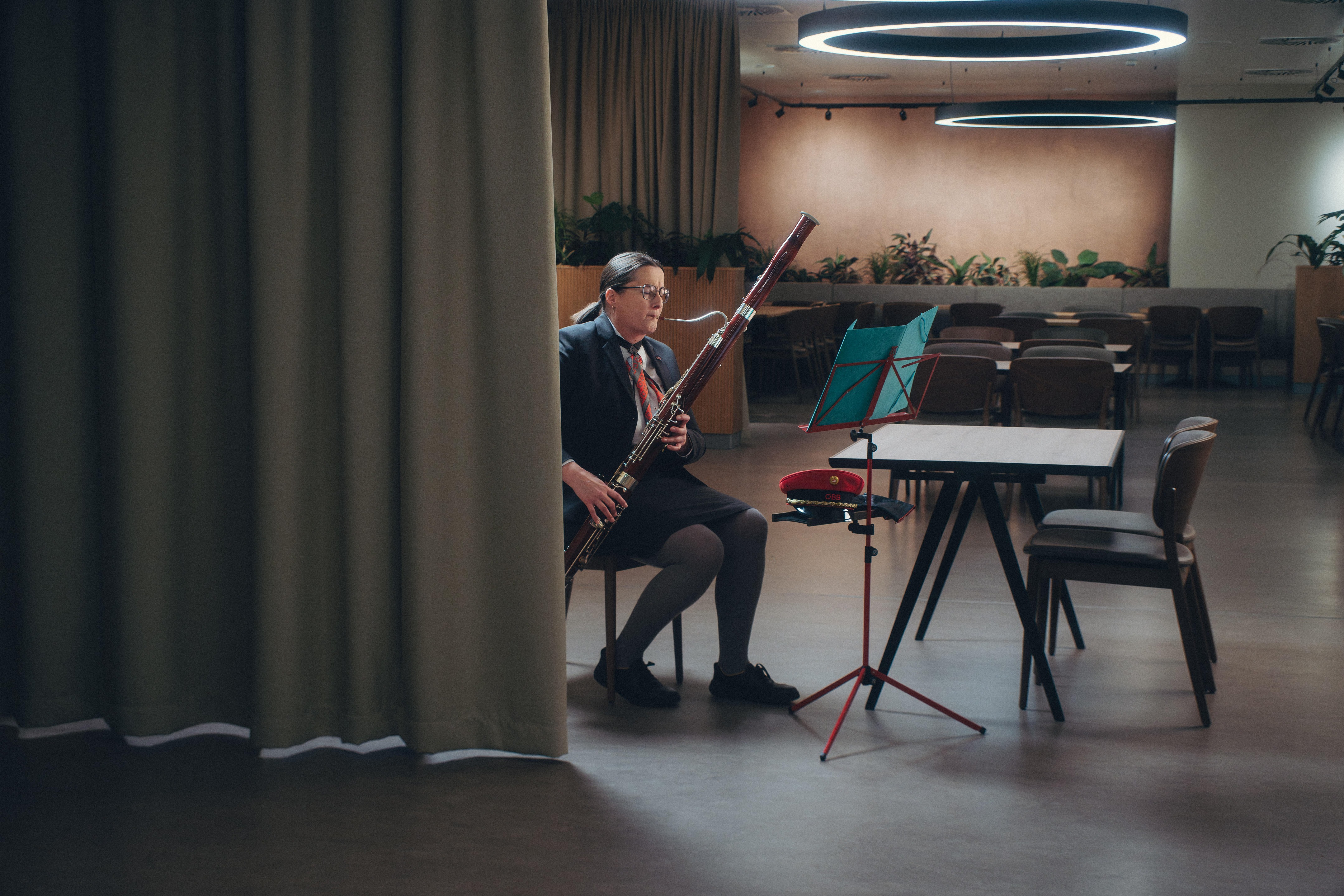 ÖBB MItarbeiterin die gerade ein Blasinstrument übt<br/>