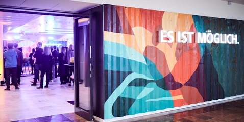 Blick in die Innovations Factory der ÖBB mit Aufschrift "Es ist Möglich"<br/>
