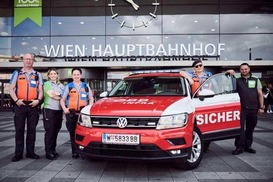 Ein rotes Einsatzfahrzeug der ÖBB stehend und rechts & links 5 Mitarbeitende der ÖBB zu sehen.