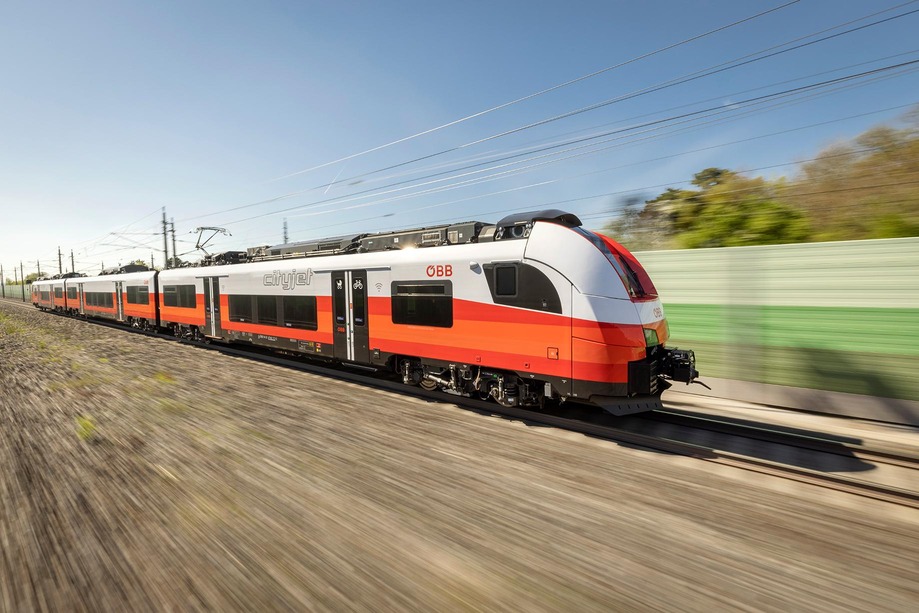 Cityjet fährt mit voller Geschwindigkeit