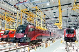 Mehrere Railjets in einer Werkstatt