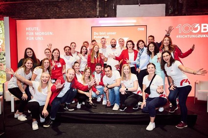 Gruppe an Mitarbeitende jubelnd 