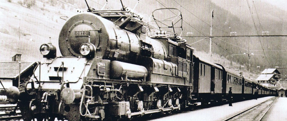 Fotografie von alter Lokomotive in Schwarz-Weiß