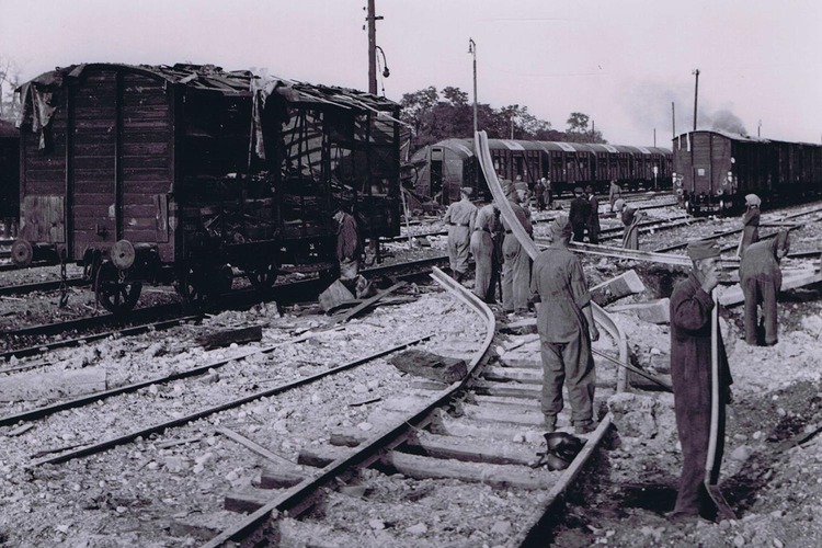 Bombenschäden am Bahnhof Wels