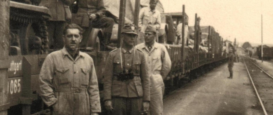 Männer vor und auf Güterzug