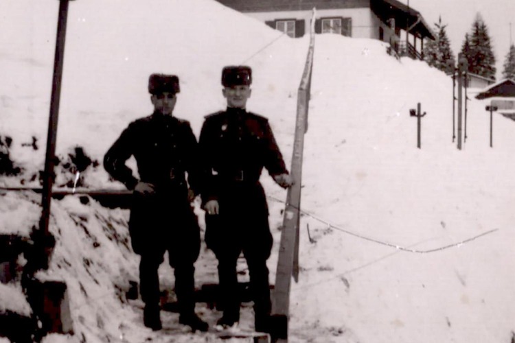 Russische Grenzkontrolleure beim Haltepunkt an der Demarkationslinie beim Südportal des Semmeringtunnels